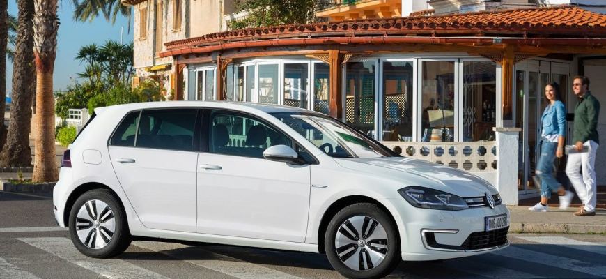 VW predĺžil život e-Golfu. Spôsobili to problémy VW ID.3