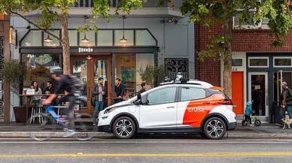 POLÍCIA V SAN FRANCISCU „STÍHALA“ AUTONÓMNY CHEVY BOLT. BEZ VODIČA. ZA JAZDU BEZ SVETIEL