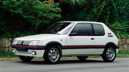 PEUGEOT 205 MAL PREMIÉRU PRED 40 ROKMI, VRCHOLNÁ VERZIA TURBO 16 MALA 200 KONÍ