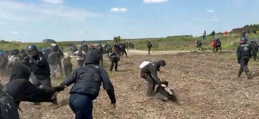 Útok a blokáda Tesly v Nemecku. Militantní aktivisti opäť na scéne, Musk to môže rázne vyriešiť