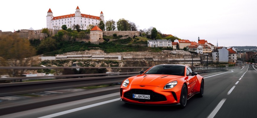 Britská legenda Aston Martin Slovensku otvára dvere, cez Prahu