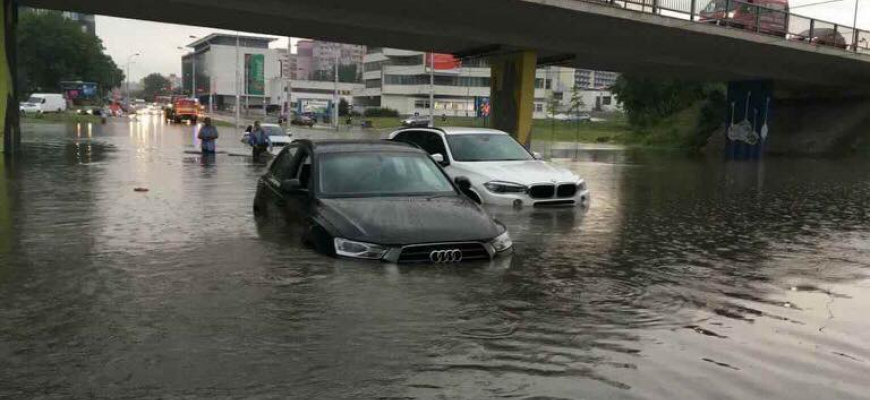 Pozor na zatopené autá po silných búrkach