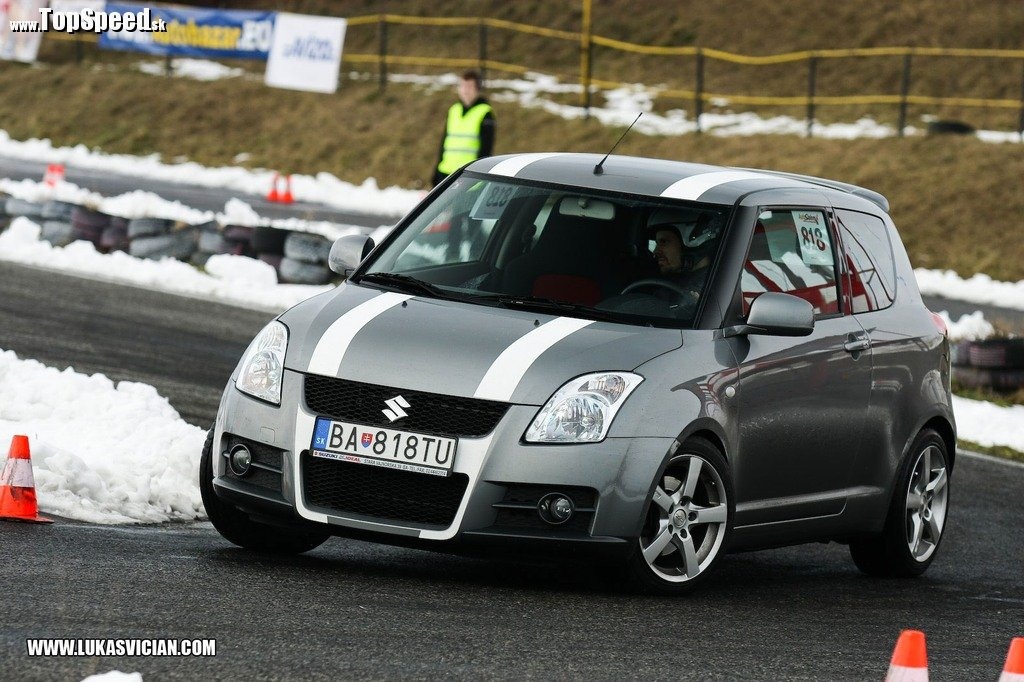 Swift Sport patrí v motoršporte k najúspešnejším malým autám. Ku cti mu slúži, že v správnych rukách dokáže držať krok s upravenými výkonnejšími a ľahšími mašinkami