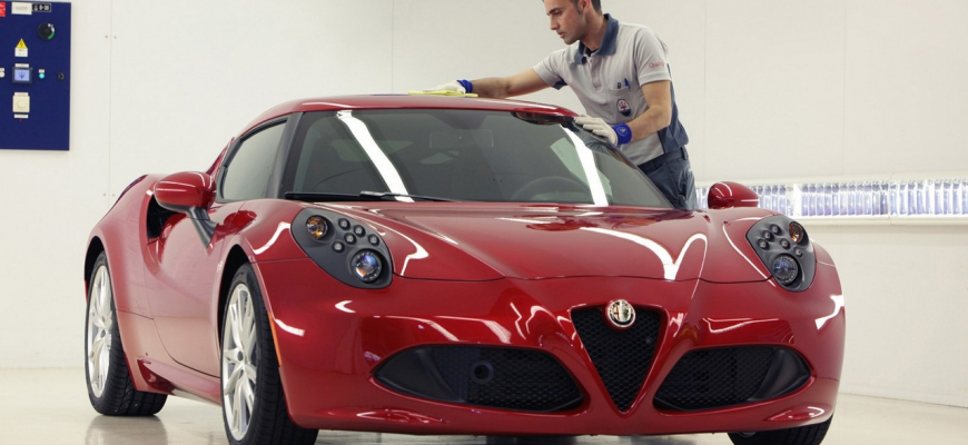 Alfa Romeo odhaľuje výrobu nového kupé 4C. Prečo váži len 895 kg?