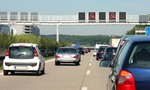 D1 medzi Trnavou a Hlohovcom je obojsmerne uzavretá. Na obchádzke rátajte s kolónami