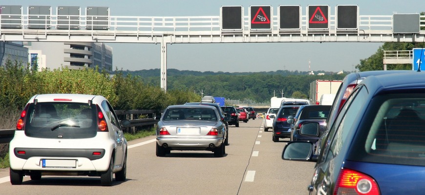 D1 medzi Trnavou a Hlohovcom je obojsmerne uzavretá. Na obchádzke rátajte s kolónami