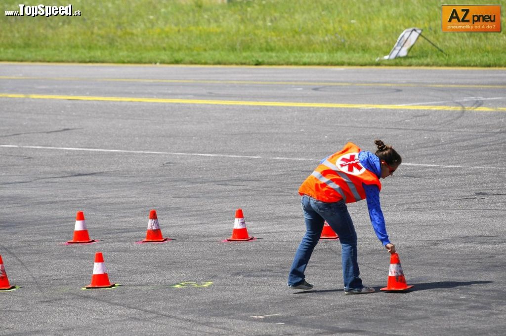 Traťoví komisári mali v Piešťanoch naozaj plné ruky aj nohy práce