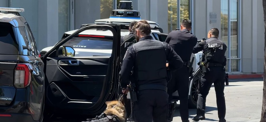 Rodičia, viete, čo robia vaše deti? Robotické autá áno. Waymo zavolalo políciu