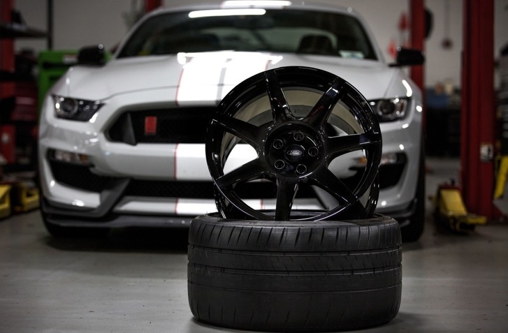 KARBÓNOVÝ DISK NA SHELBY GT350R VÁŽI LEN 8,16 KG