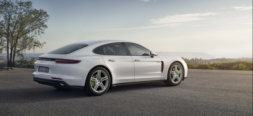 Porsche Panamera E Hybrid má až 462 koní a 700 Nm