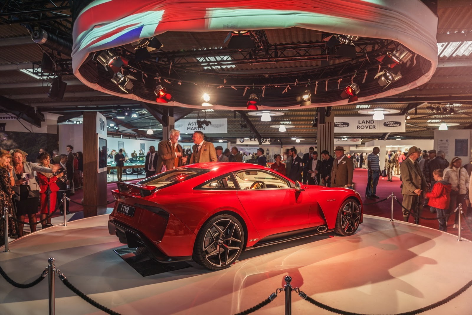 TVR Griffith vracia automobilku na scénu