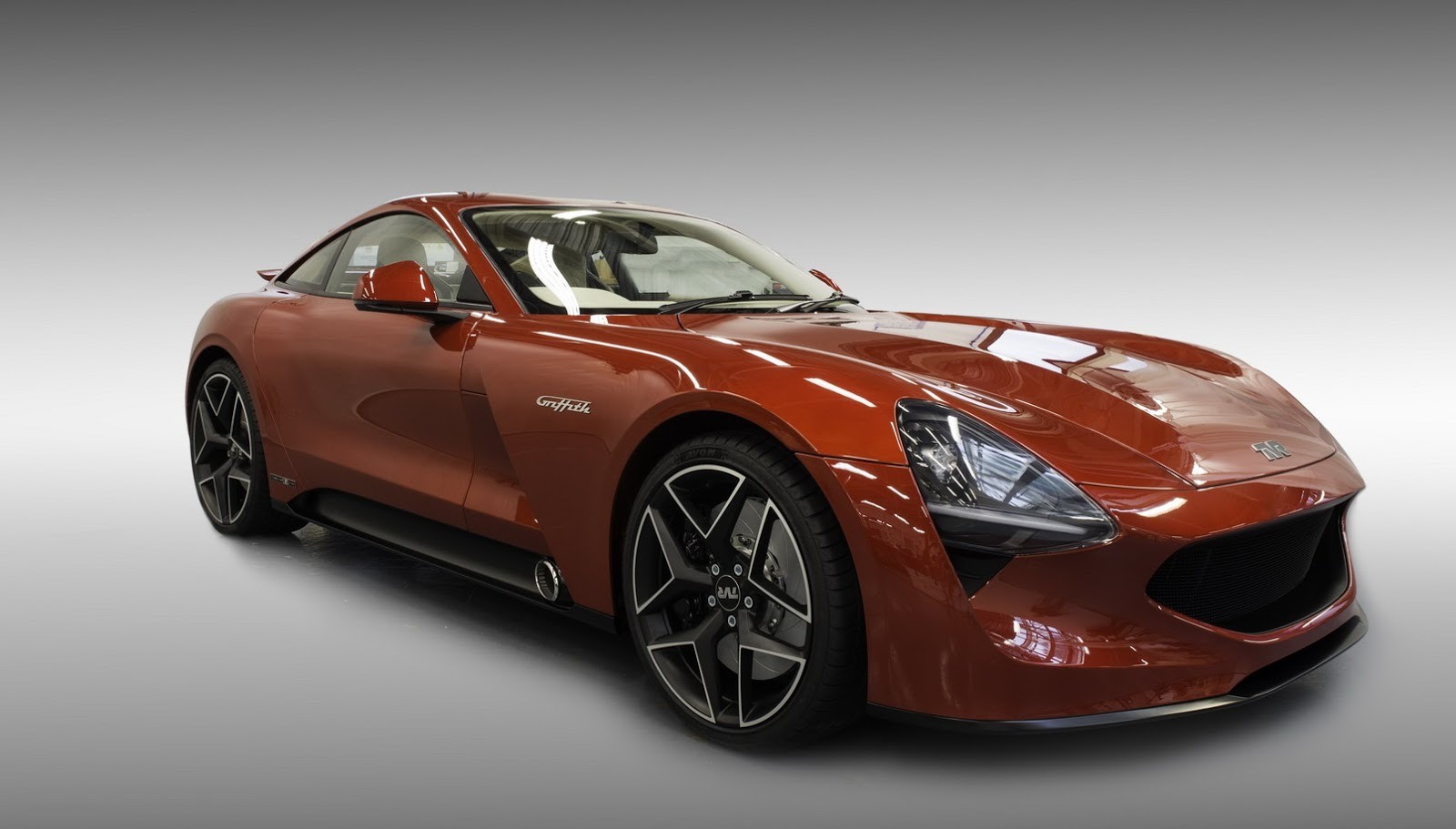 TVR Griffith vracia automobilku na scénu