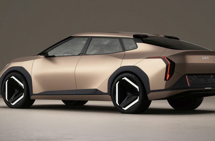 KIA PRIKLADÁ POD KOTLOM, ODHALILA ĎALŠIE DVA NOVÉ MODELY EV3 A EV4. ZATIAĽ KONCEPTY, ČOSKORO...