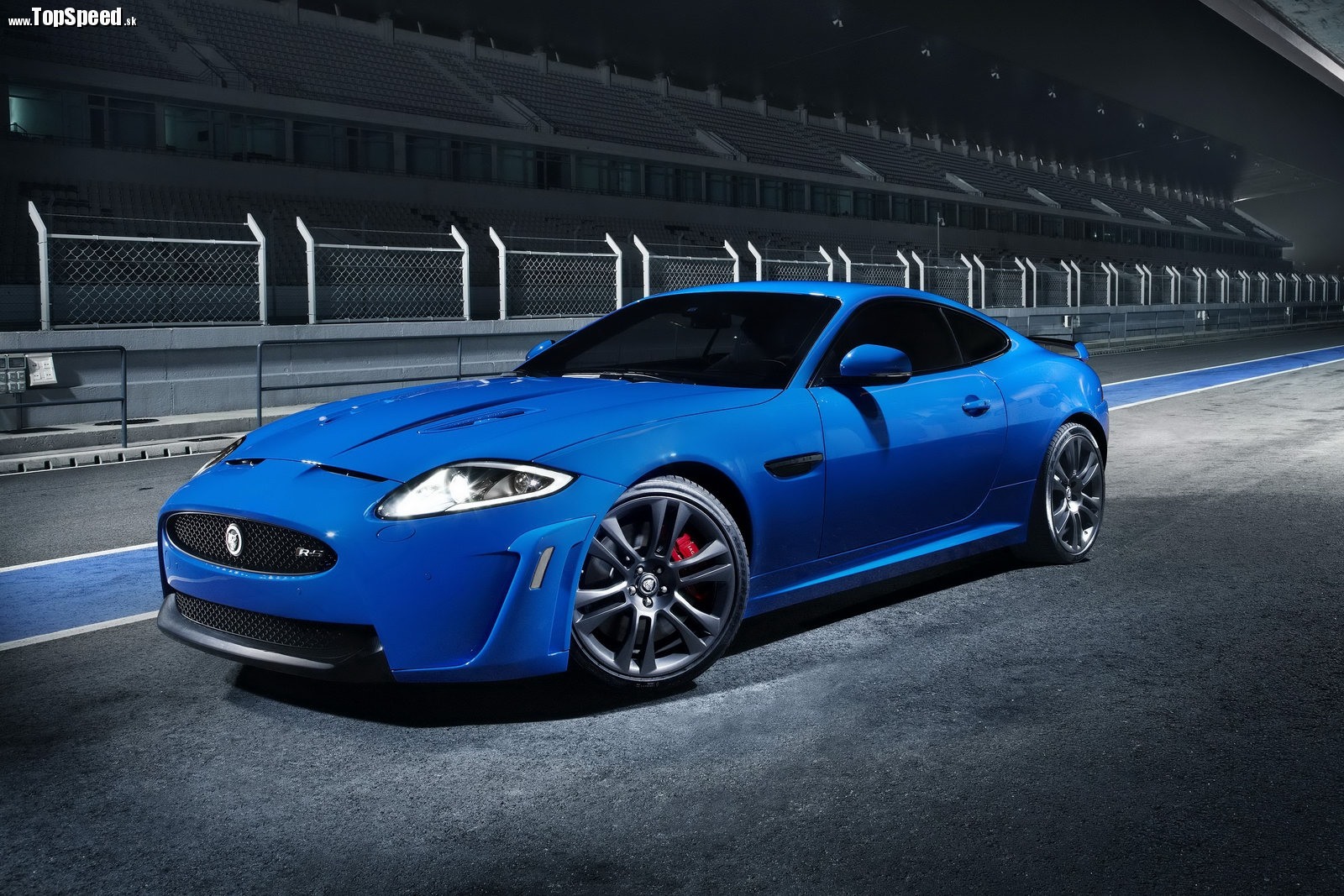 Čerešničou v ponuke Jaguaru je v súšasnosti XKR-R, ktorý má verzie kupé a kabriolet.