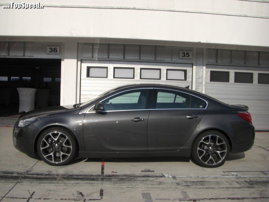 Opel Insignia OPC na Hungaroringu. To práve miesto na vyskúšanie jej možností.