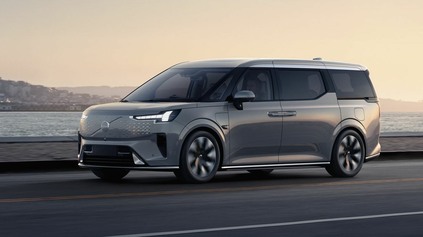 Nové Volvo EM90 oficiálne. Elektrické luxusné MPV sľubuje dojazd 738 km, je v tom ale háčik