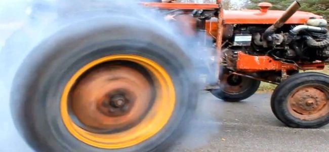 Traktor turbo terorizuje okolie, driftuje a jazdí rýchlejšie ako auto