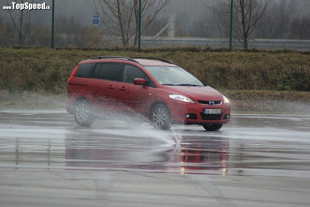 Šmyk sem, šmyk tam. Je jedno aké máte auto, škola šmyku je niečo, čo by ste mali absolvovať.