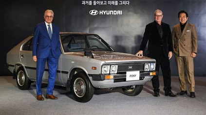 HYUNDAI OŽIVÍ KONCEPT PONY COUPE Z ROKU 1974. NA POMOC SI ZAVOLAL AUTORA PÔVODNÉHO DIZAJNU