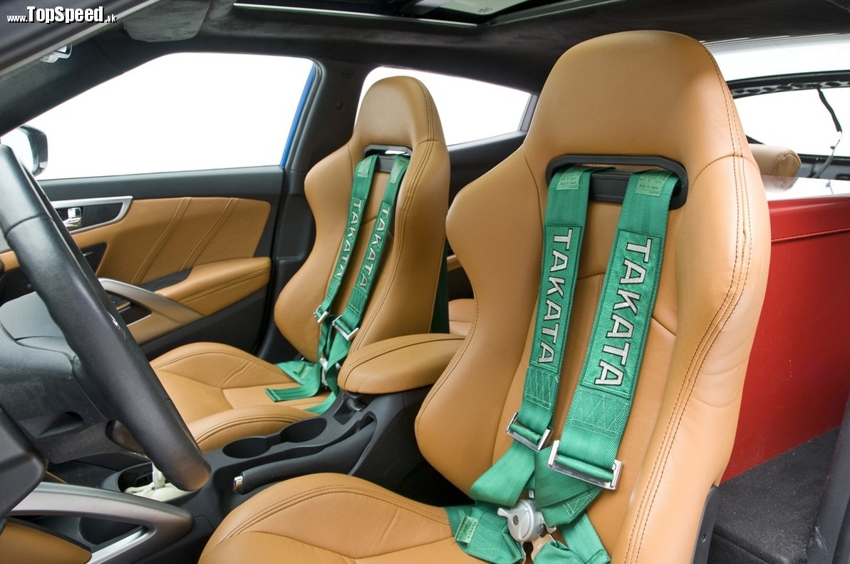 Kožené športové sedadlá posádku udržia špeciálnymi bezpečnostnými pásmi, ktoré v zozname doplnkovej výbavy nenájdete