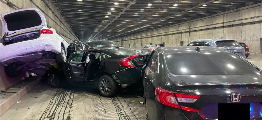 Z nehody 8 áut vodič obvinil systém Tesla Autopilot. Zábery z kamier odhaľujú, čo sa stalo