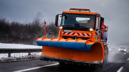 KALAMITA NA ZÁPADE SLOVENSKA: UZAVRETÉ HRANICE, HODINOVÉ KOLÓNY A STOVKY TON MINUTEJ SOLI