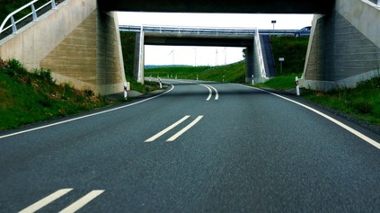 DVOJITÁ PRERUŠOVANÁ ČIARA: MNOHO VODIČOV VÁHA, ČI MÔŽU ALEBO NEMÔŽU PREDBIEHAŤ