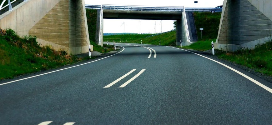 Dvojitá prerušovaná čiara: Mnoho vodičov váha, či môžu alebo nemôžu predbiehať