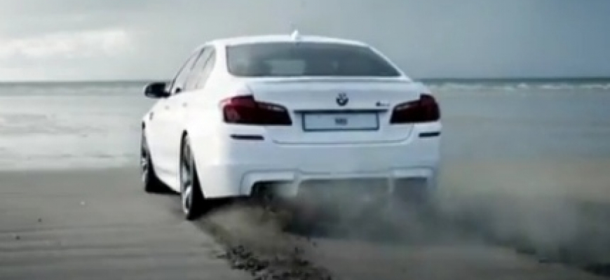 BMW M5 driftuje na pláži