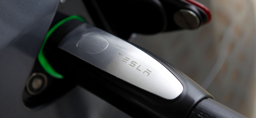 Tesla rozdáva nové nabíjačky. Pre istotu