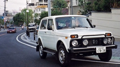 LADA NIVA AKO SYMBOL ODPORU PROTI KONZUMU. UŽ AJ V JAPONSKU