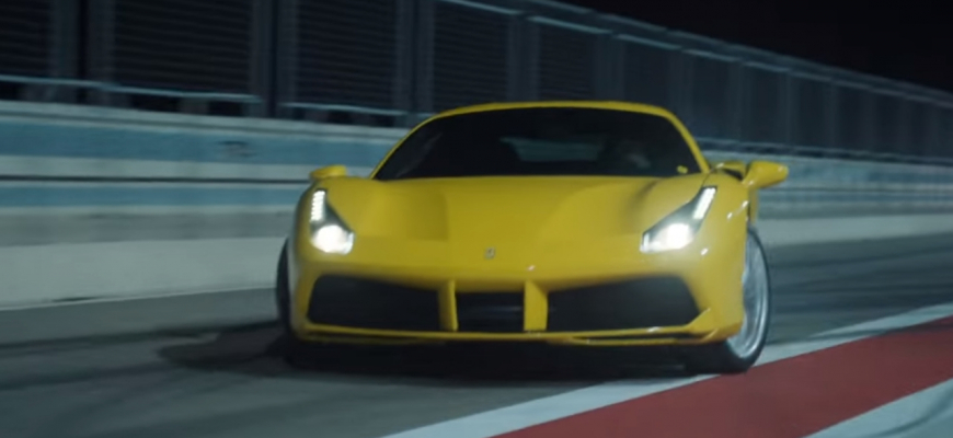 Ferrari 488 GTB ruší nočný kľud v Barcelone