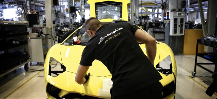 Zatvorenie tovární muselo podstúpiť už aj Lamborghini