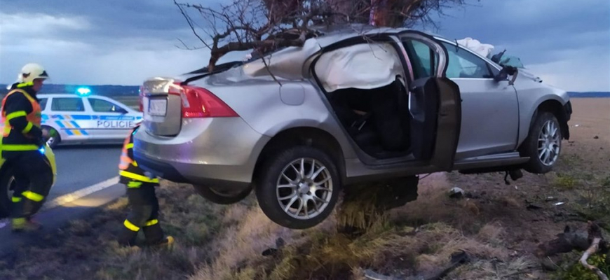 Hrozná nehoda Volvo S60. Omotané okolo stromu meter vysoko
