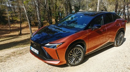 Test Lexus RZ 450e - nemá volant, ale knipel! Ako sa šoféruje?