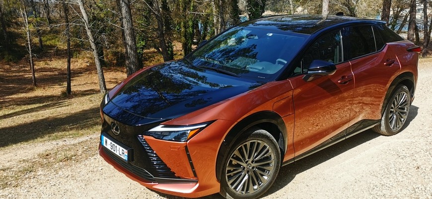 Test Lexus RZ 450e - nemá volant, ale knipel! Ako sa šoféruje?