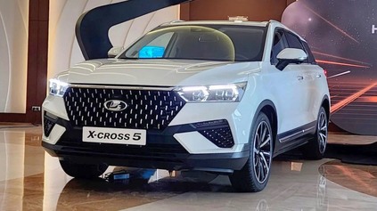 RUSI NEČAKANE ODHALILI NOVÝ CROSSOVER LADA X-CROSS 5. VYRÁBAŤ HO BUDÚ V BÝVALEJ TOVÁRNI NISSANU