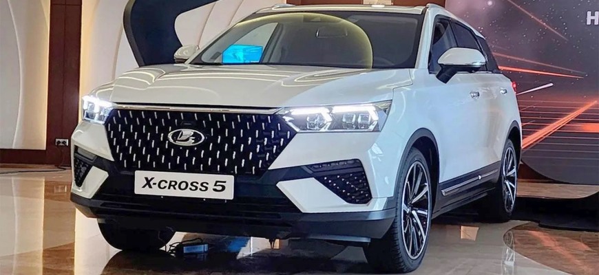 Rusi nečakane odhalili nový crossover Lada X-Cross 5. Vyrábať ho budú v bývalej továrni Nissanu