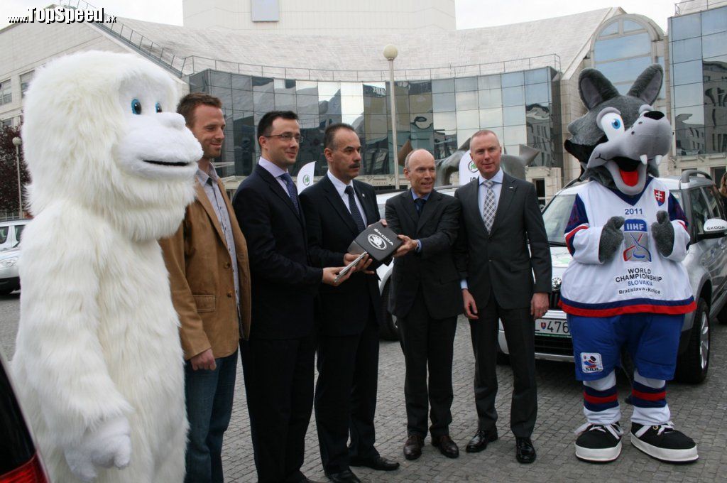 Pri odovzdávaní nesmeli chýbať Yeti, Rišo Lintner, riaditeľ Škoda Auto Slovensko p. Baumgartner a maskot Goooly