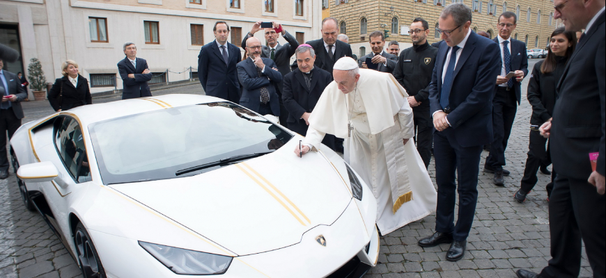 Pápežove Lamborghini konečne vydražili. Tipnete si sumu?