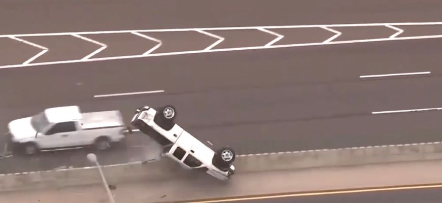 Policajti v akcii zásadne pochybili. Pickup otočili do premávky