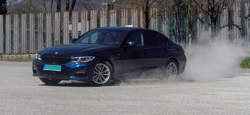 Test BMW 330e xDrive: Drahá, ťažká, ale nepochopiteľne úžasne jazdiaca trojka