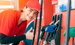 Priaznivé ceny benzínu a nafty vydržia do konca roka, tvrdia analytici. Ropy je v Európe prebytok