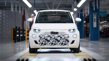 NOVÝ FIAT 500 HYBRID OFICIÁLNE. ELEKTROMOBIL SA VRÁTIL K SPAĽOVACÍM MOTOROM A MANUÁLU!