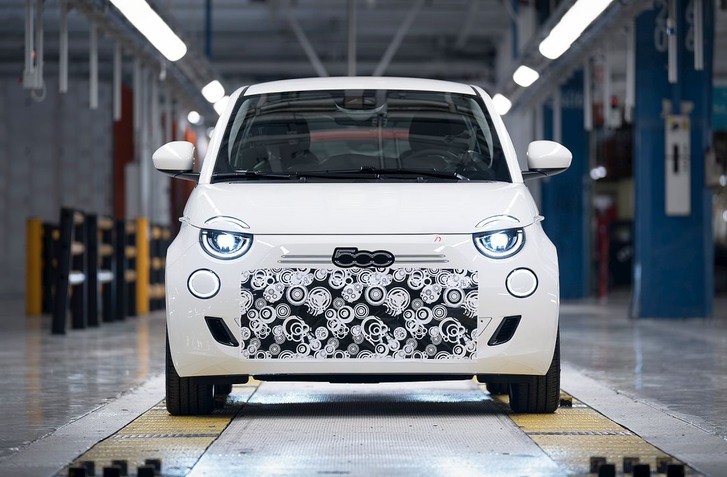 NOVÝ FIAT 500 HYBRID OFICIÁLNE. ELEKTROMOBIL SA VRÁTIL K SPAĽOVACÍM MOTOROM A MANUÁLU!