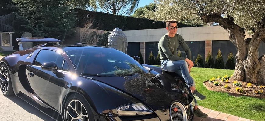 Futbalové hviezdy a autá: Ronaldo zbiera Bugatti, slovenskí reprezentanti sú nenápadnejší