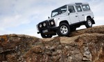 Doplnené: Miliardár chcel vzkriesiť výrobu klasického Defenderu. Jaguar Land Rover to odmieta