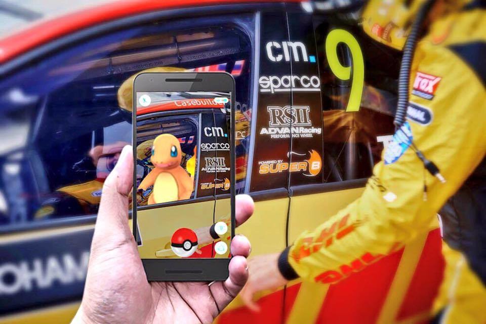 Tom Coronel chytá pokémonov