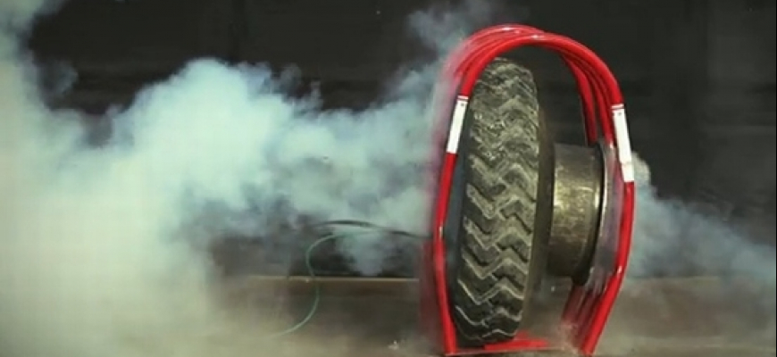 Video: Explózie nákl. pneu v spomalených záberoch