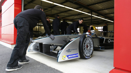 Formula E nezvládne celé preteky na jedno nabitie